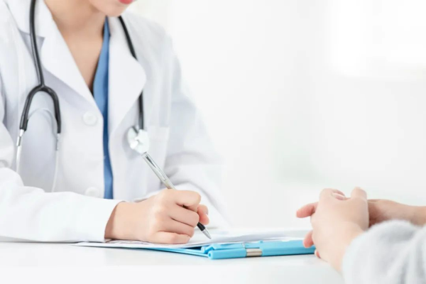 悦倍网 公司逾期申请工伤认定，“空窗期”医疗费谁担？