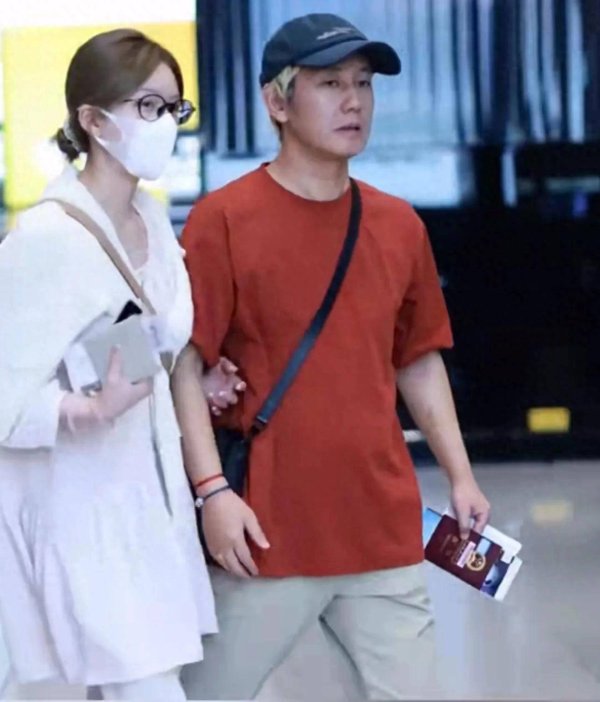 信富网 赵露思挽爸爸胳膊似小女孩！粉衬衫裙搭7分裤美出圈